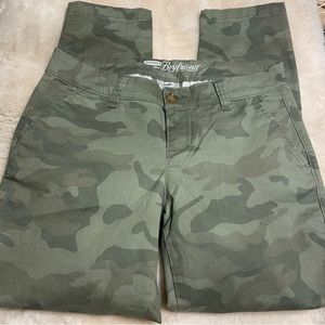 Old Navy Boyfriend Camouflage pant. Size 2.